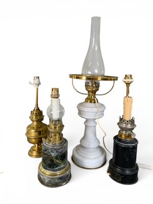 tout un tas de lampes de différents types sur la table