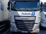 deux camions blancs garés l'un à côté de l'autre dans un parking