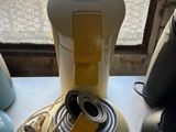 une cafetière posée sur une table près d'une fenêtre