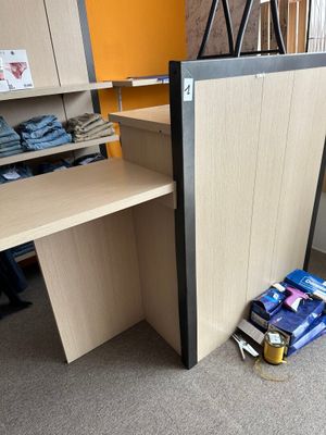 Bureau/ comptoir en mélaminé 3 étagères + tabouret pliant