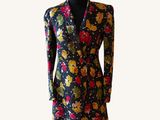 une robe posée sur un mannequin, ornée d'un motif floral