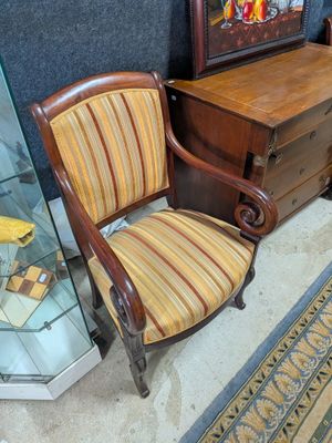 deux chaises et une table sur laquelle est posé un tableau