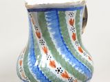 un vase bleu et vert posé sur une table
