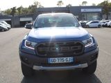 une camionnette bleue garée sur un parking