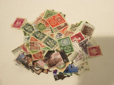 une pile de timbres posée sur une table, sur laquelle se projette une ombre