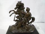 statue en bronze d'un homme à cheval et d'une femme à cheval