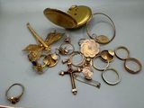 un tas de bijoux en or posé sur une surface blanche