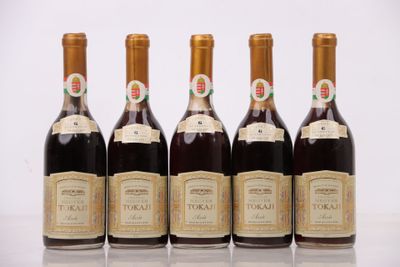 quatre bouteilles de vin sont alignées sur une table