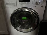 une machine à laver posée dans un coin de la cuisine