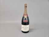 l'image d'une bouteille de champagne posée sur une table