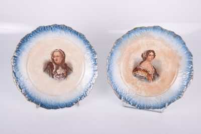 deux assiettes sur lesquelles sont représentés une femme et un homme