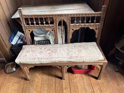 un banc et une table dans un coin de la pièce