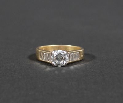 BAGUE en or ajouré ornée d'un diamant de 1,02 carat flanqué …