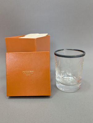 un gros plan d'un verre posé à côté d'une boîte sur une table