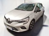 une voiture blanche garée dans une pièce blanche