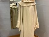 une robe blanche suspendue à un cintre dans une pièce