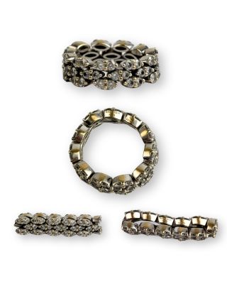 un ensemble composé de trois bagues et d'une bague sertie de diamants