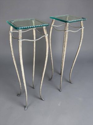 Paire de sellettes à piètement en métal et plateau en verre …