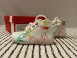 un gros plan sur une paire de chaussures posées sur une surface rayée