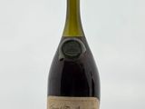 une bouteille de vin posée sur une table