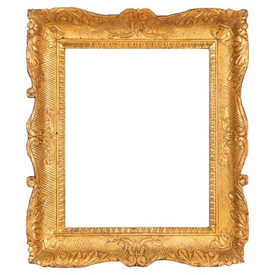 un cadre doré ancien orné d'un motif décoratif sur fond blanc
