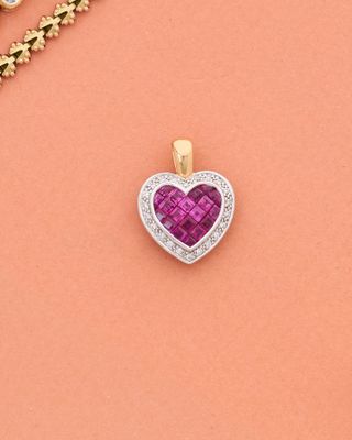 une image représentant un pendentif en forme de cœur orné de diamants, sur fond rose