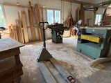 une photo d'un atelier où l'on voit beaucoup de bois
