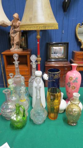 Lot de 6 vases en verres, faïence et opaline, 8 carafes, un petit...