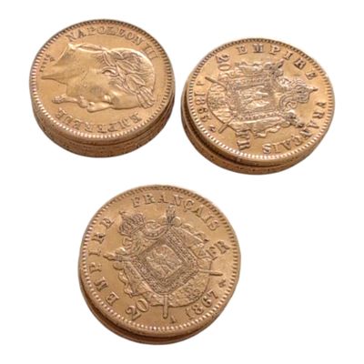 Trois pièces de monnaie britanniques sont représentées sur un fond blanc