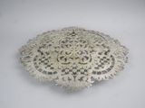une assiette en argent ornée d'un motif décoratif