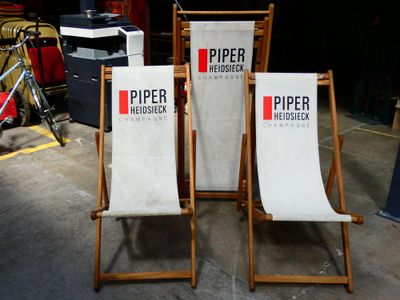 deux chaises placées l'une à côté de l'autre dans un garage