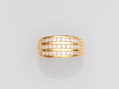 une bague en or sertie de diamants