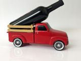 un camion rouge avec une bouteille de vin à l'arrière