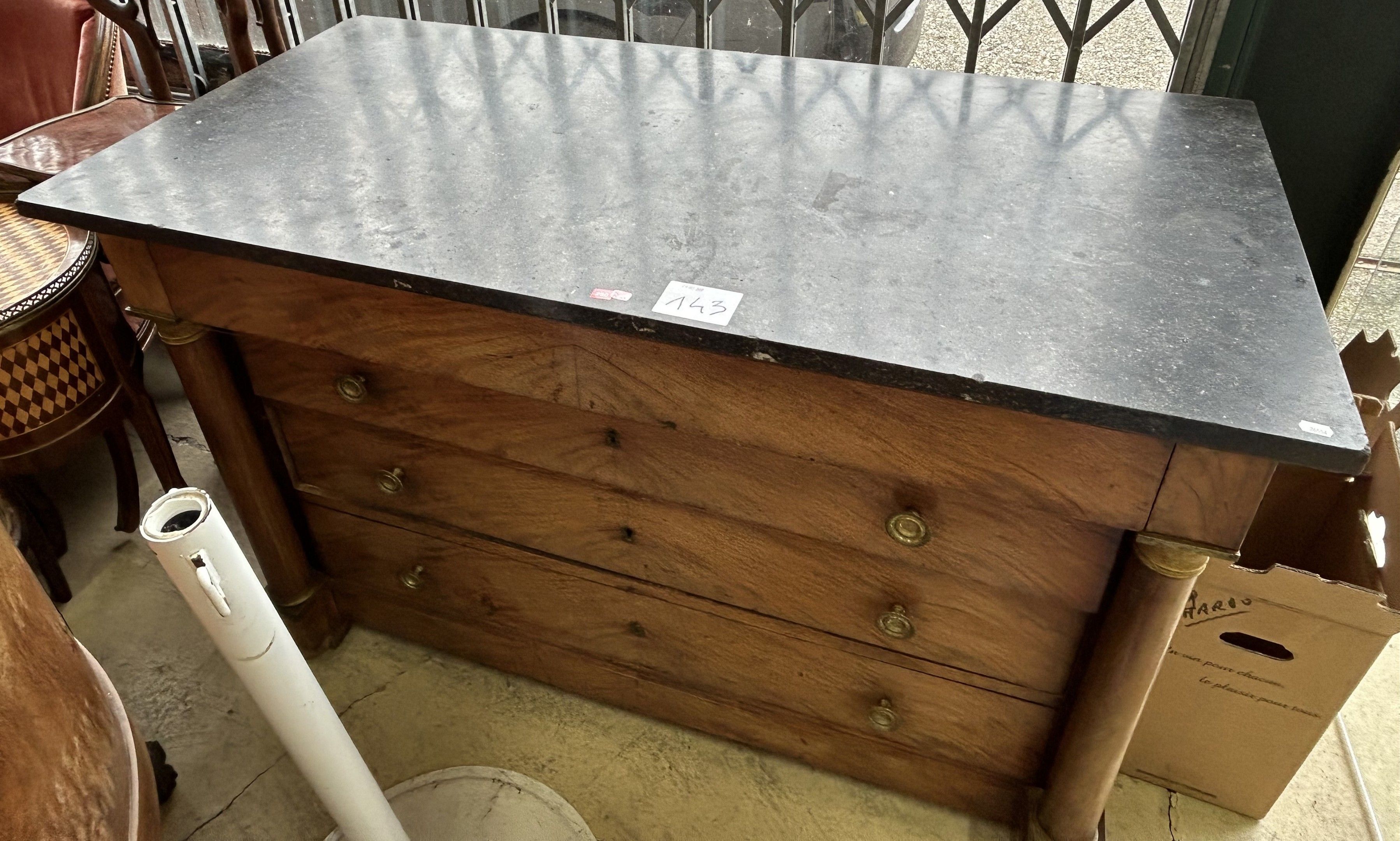 COMMODE de forme droite en placage de noyer ouvrant par quat…