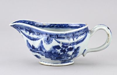 saucière en porcelaine bleue et blanche ornée d'un motif oriental