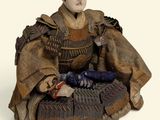 statue d'une femme en kimono assise par terre