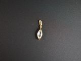 un gros plan d'un pendentif plaqué or orné d'un quartz transparent