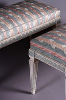 Paire de banquettes en bois sculpté, mouluré, laqué gris et … (photo 3)