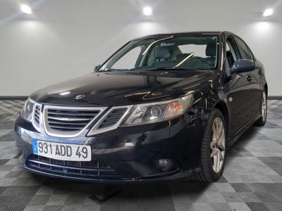 la photo d'une voiture noire garée dans un garage