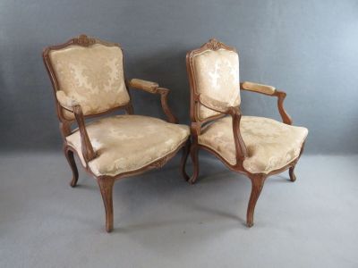 Paire de fauteuils de style Louis XV, dossier à la reine, ga…