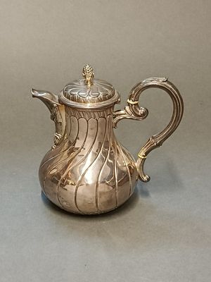 théière plaquée argent avec un couvercle et une anse