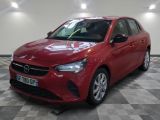 la voiture rouge est garée dans le garage sur un sol en damier