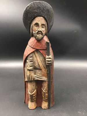 un gros plan sur une figurine représentant un homme coiffé d'un chapeau et tenant une épée