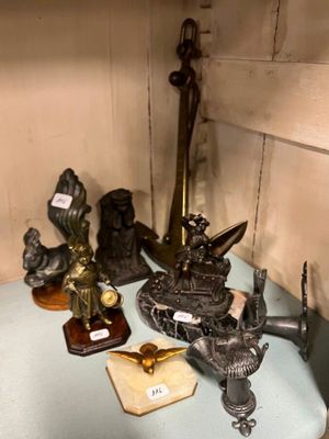 une petite table sur laquelle sont disposés de nombreux objets anciens