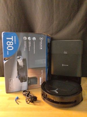 un boîtier avec un lecteur CD et un chargeur posé sur une table