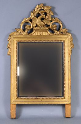 un miroir posé sur un pied dans la pièce
