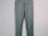vue de dos d'un mannequin portant un pantalon et une chemise