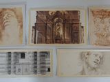 Plusieurs dessins représentant le visage d'une femme sont accrochés au mur.