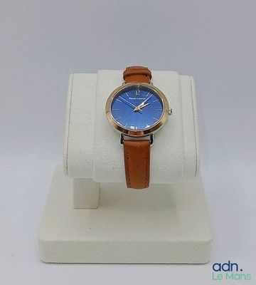 une montre exposée sur un présentoir blanc