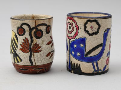 deux tasses ornées de motifs, posées l'une à côté de l'autre